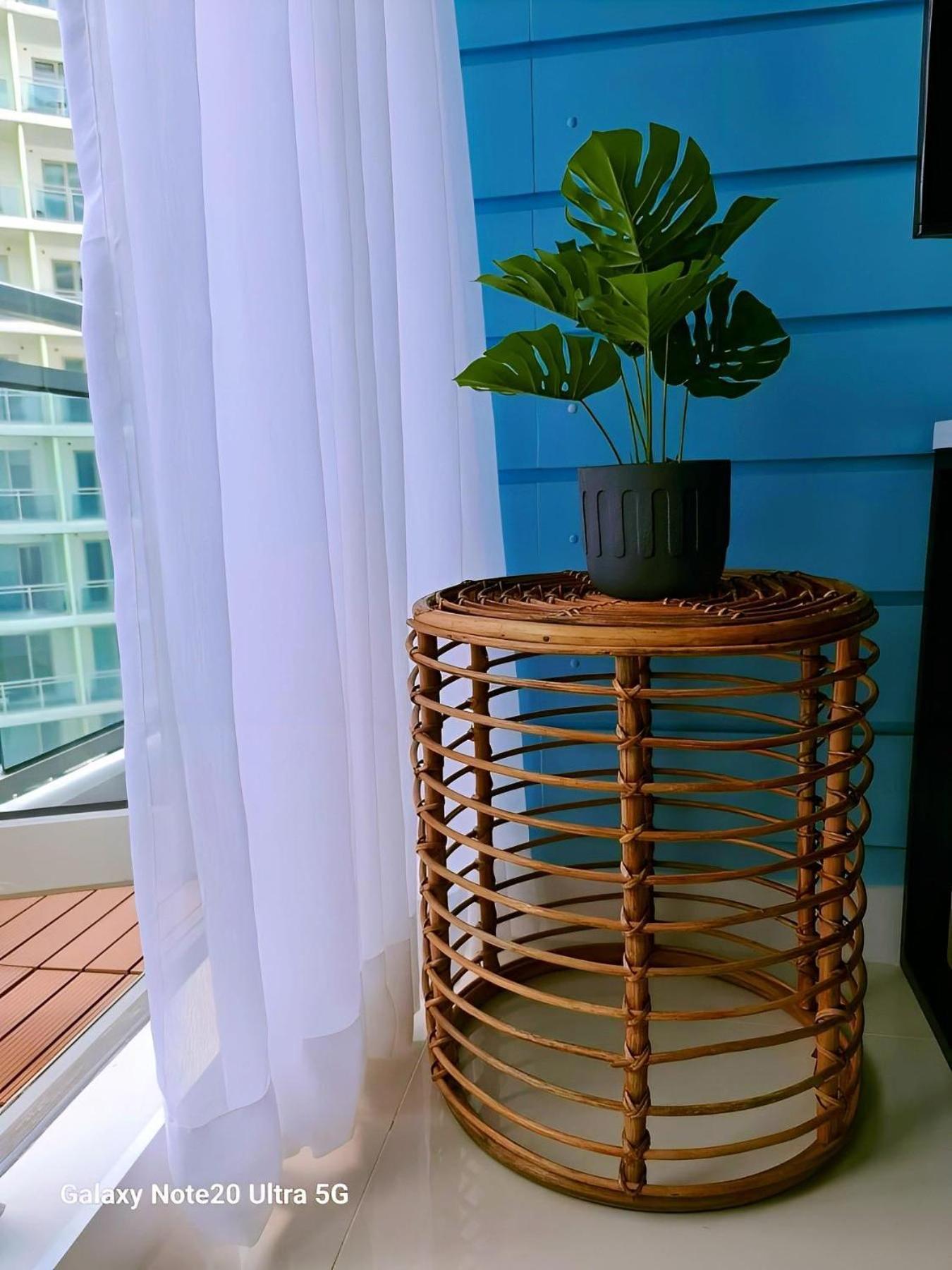 Manila Urban Resort at Azure Bagian luar foto