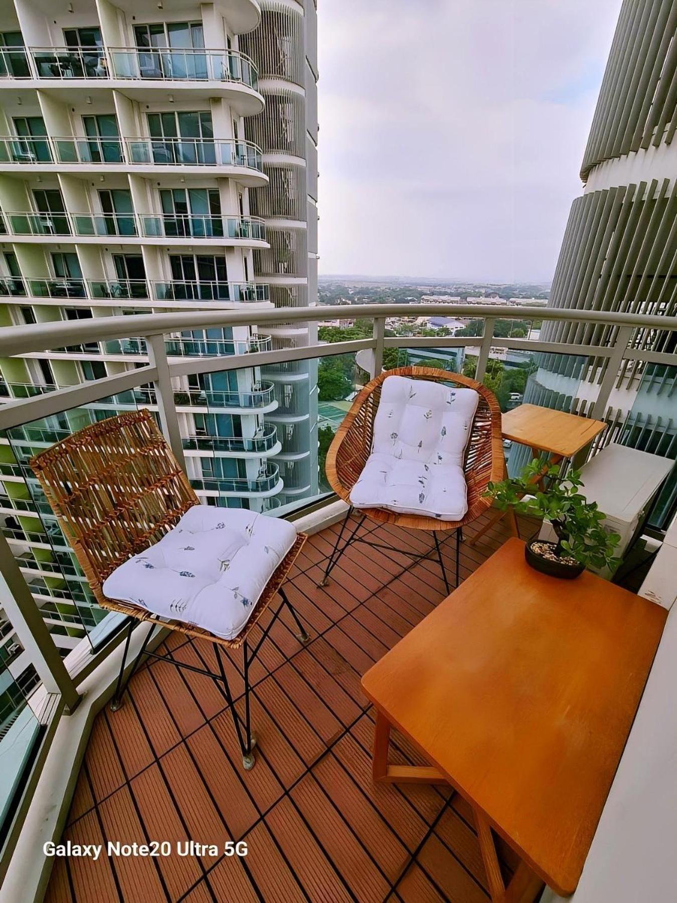 Manila Urban Resort at Azure Bagian luar foto