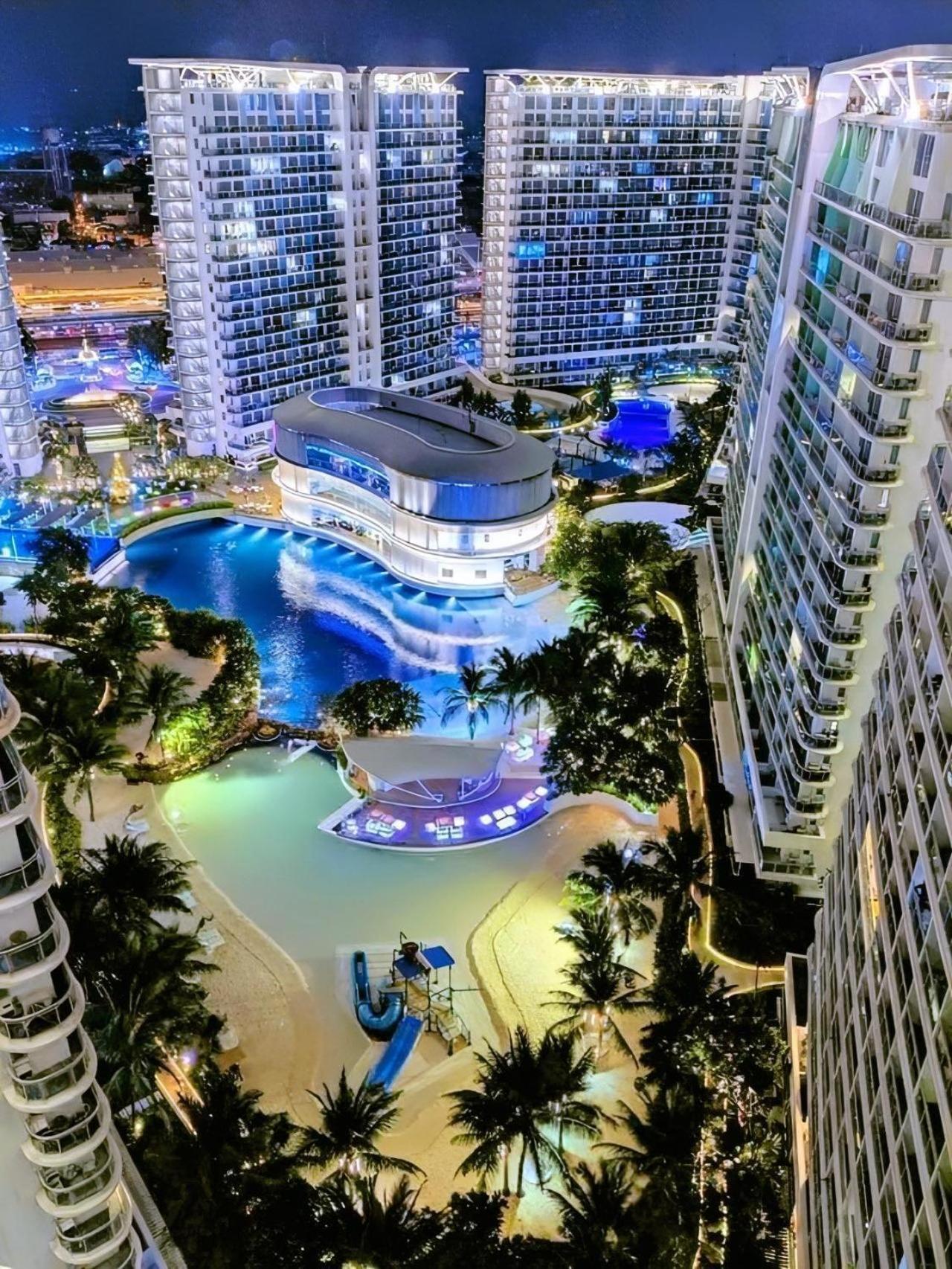 Manila Urban Resort at Azure Bagian luar foto