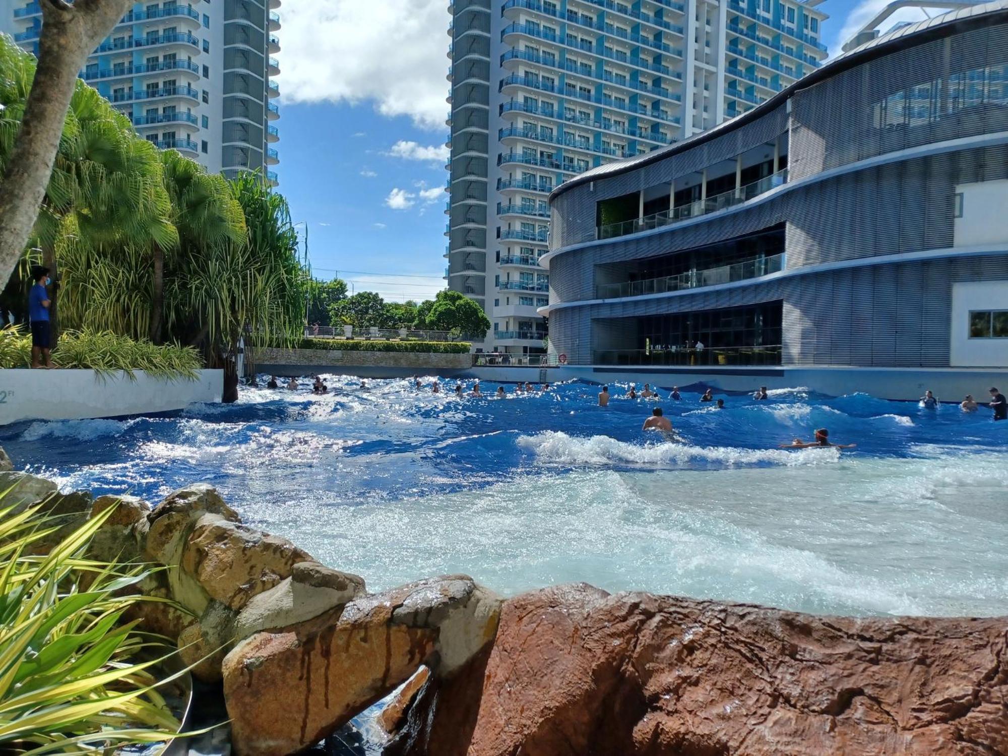 Manila Urban Resort at Azure Bagian luar foto