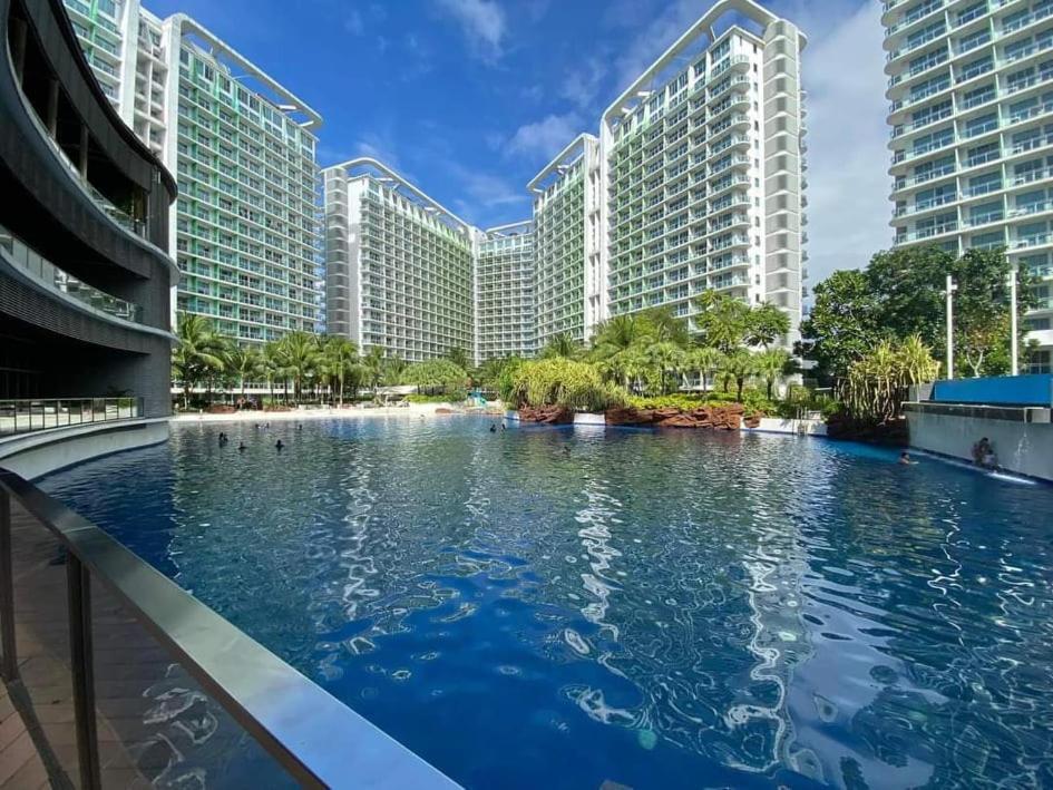 Manila Urban Resort at Azure Bagian luar foto