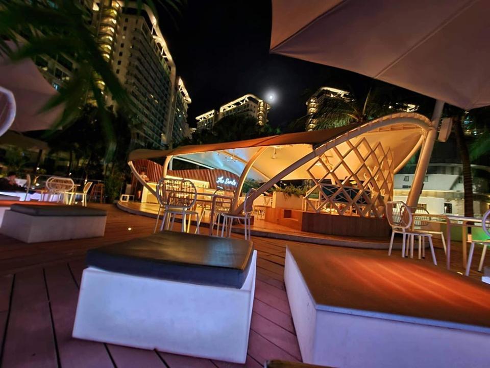 Manila Urban Resort at Azure Bagian luar foto