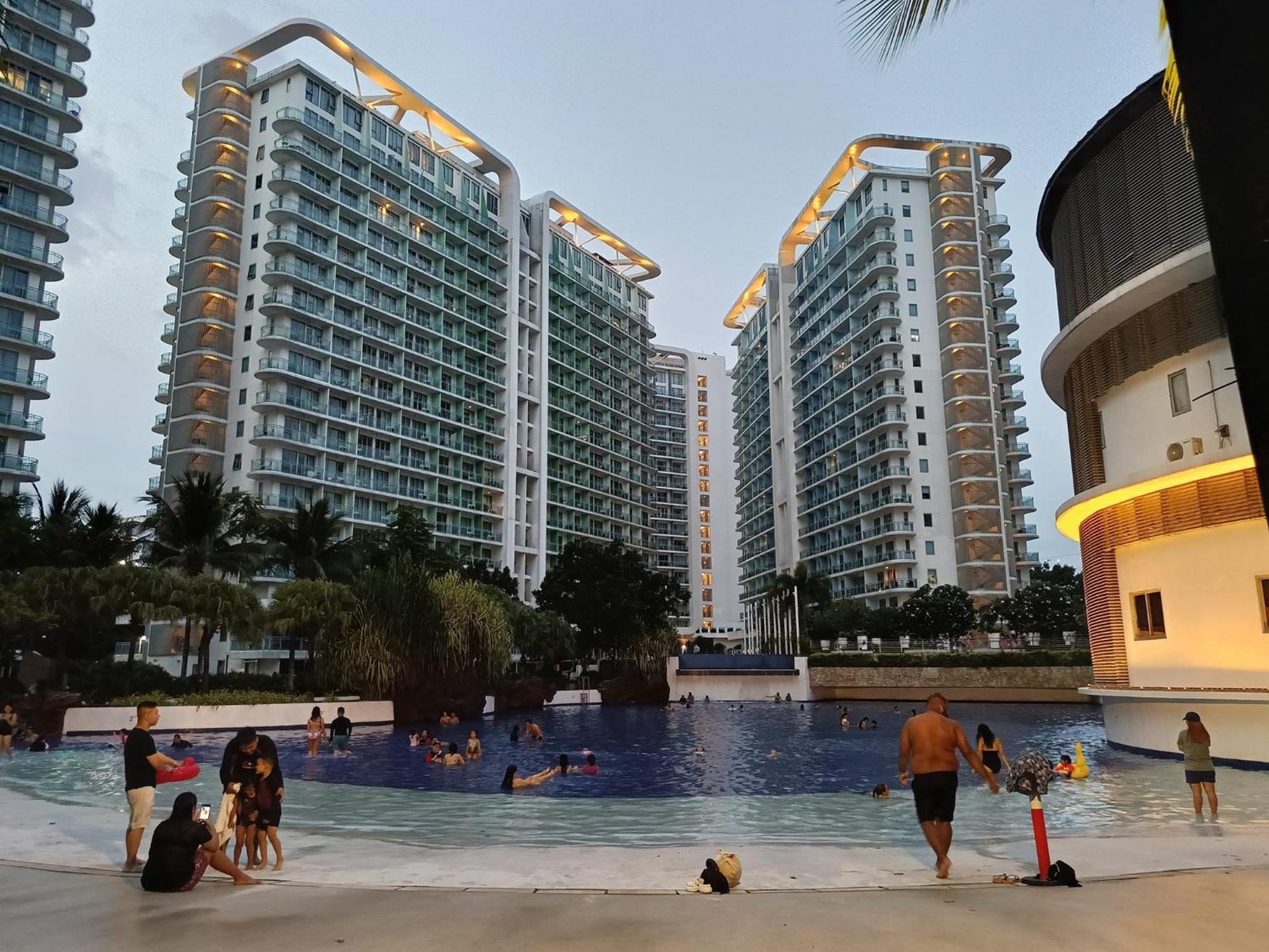 Manila Urban Resort at Azure Bagian luar foto