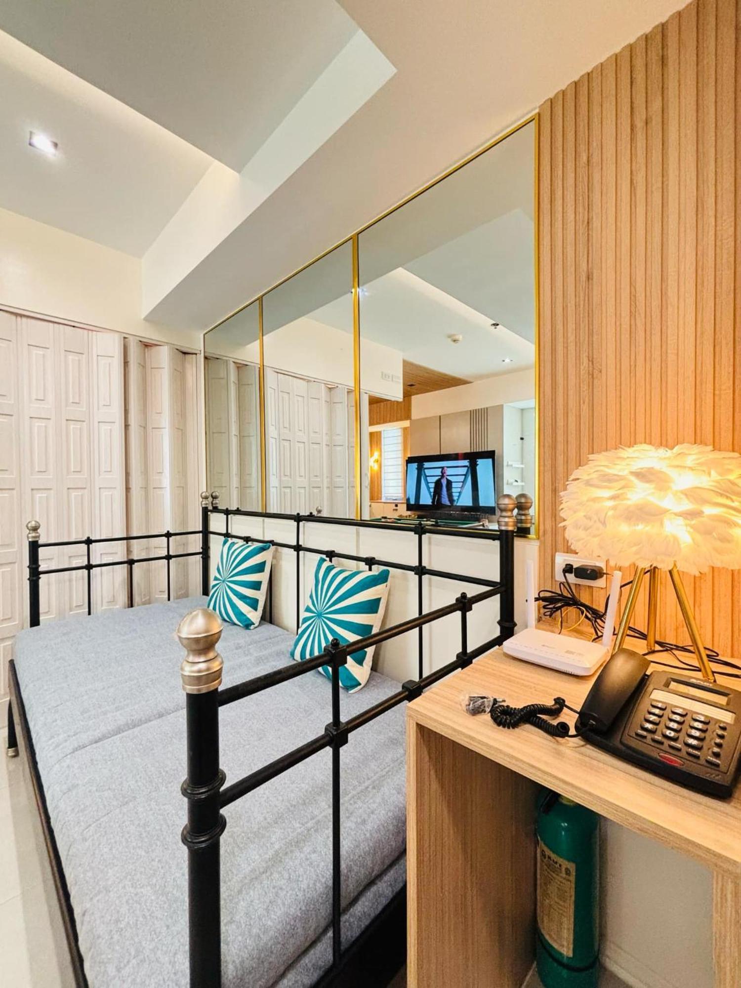 Manila Urban Resort at Azure Bagian luar foto