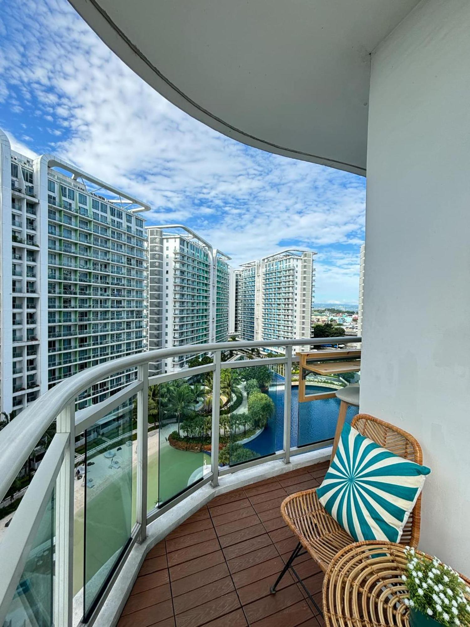 Manila Urban Resort at Azure Bagian luar foto