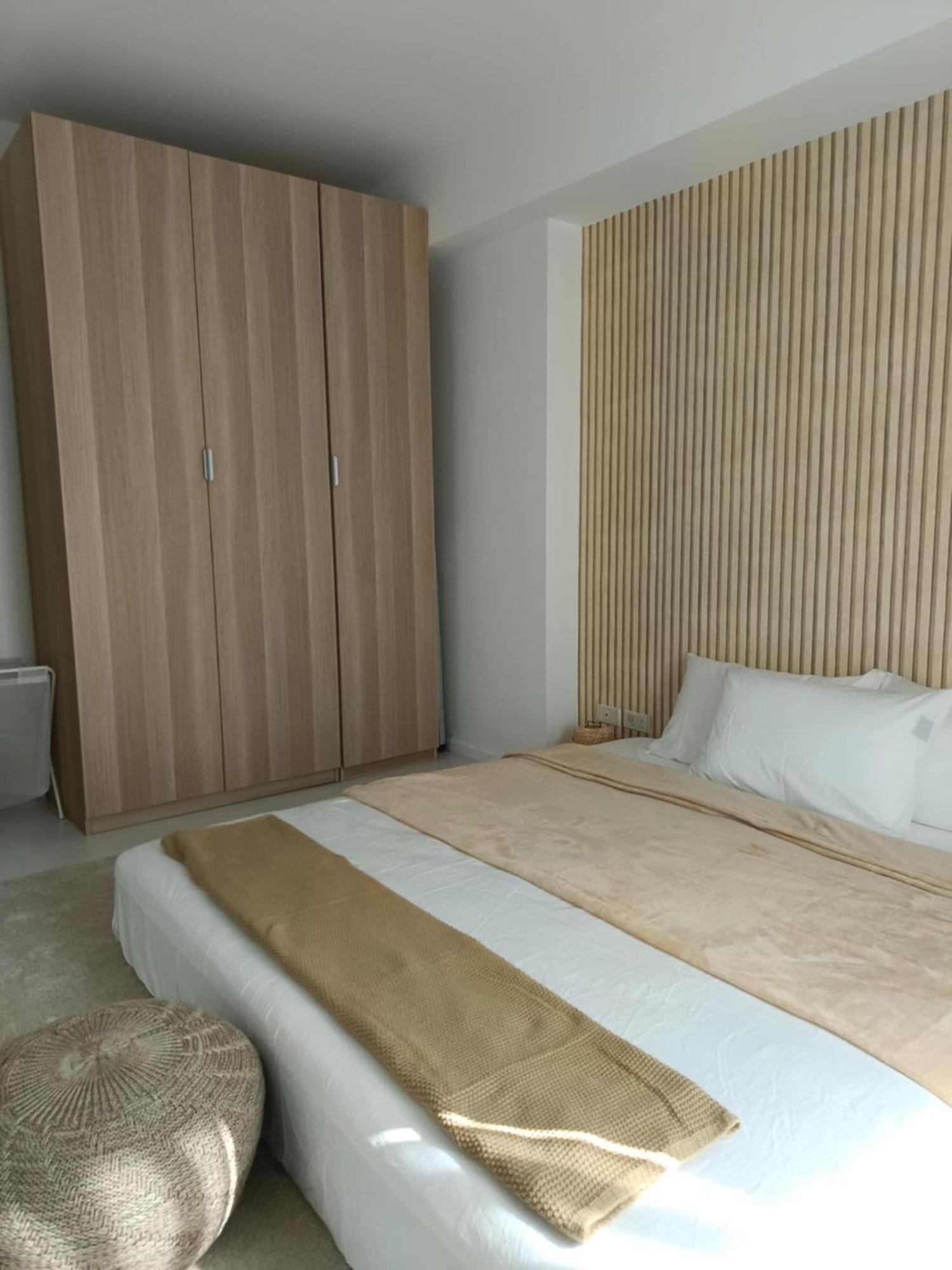 Manila Urban Resort at Azure Bagian luar foto