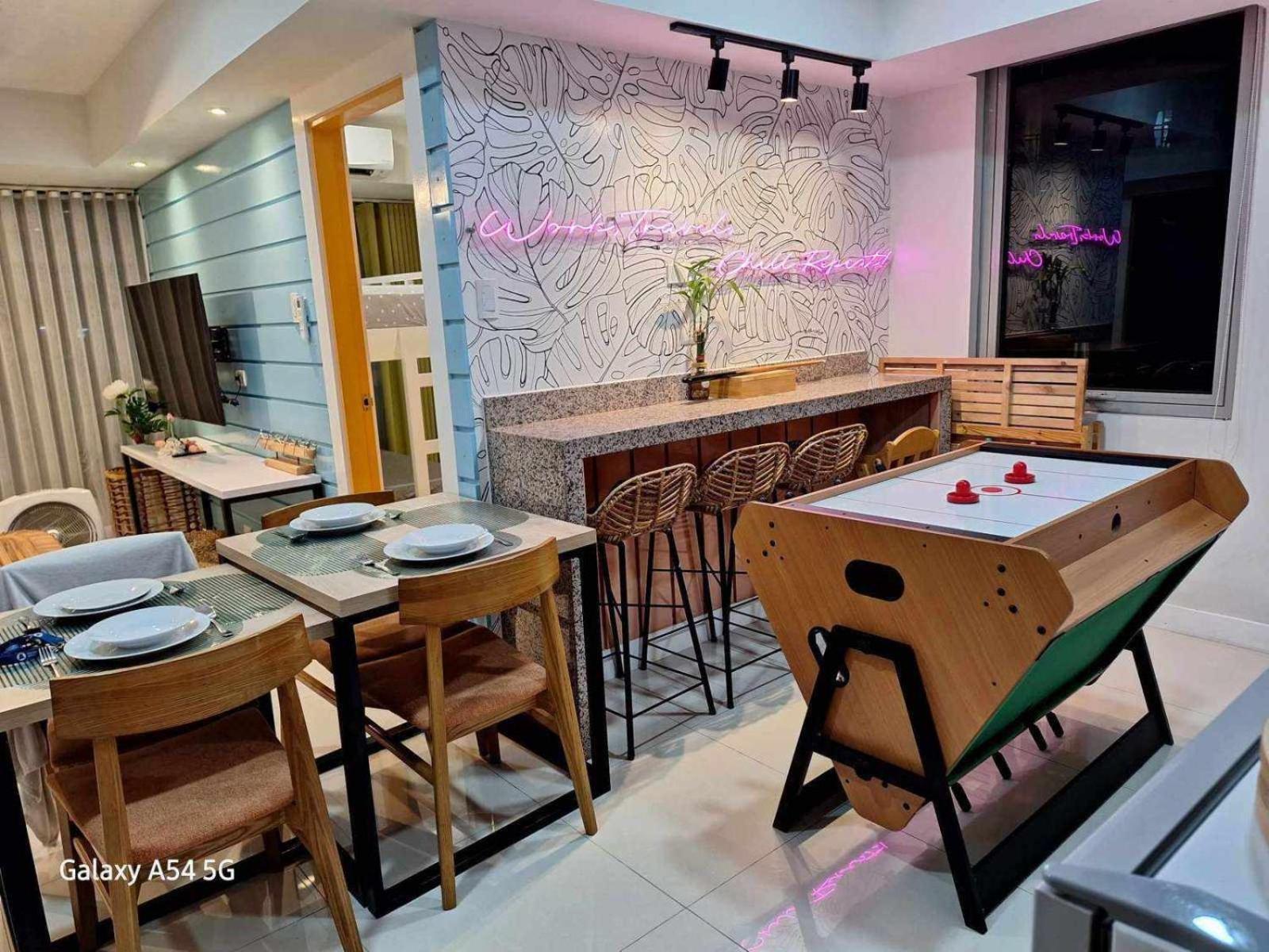 Manila Urban Resort at Azure Bagian luar foto