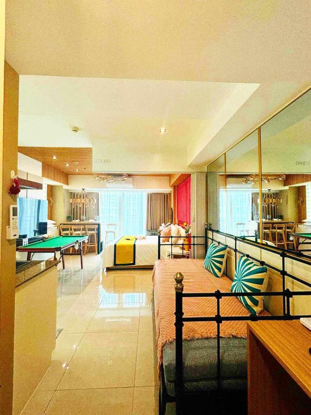 Manila Urban Resort at Azure Bagian luar foto