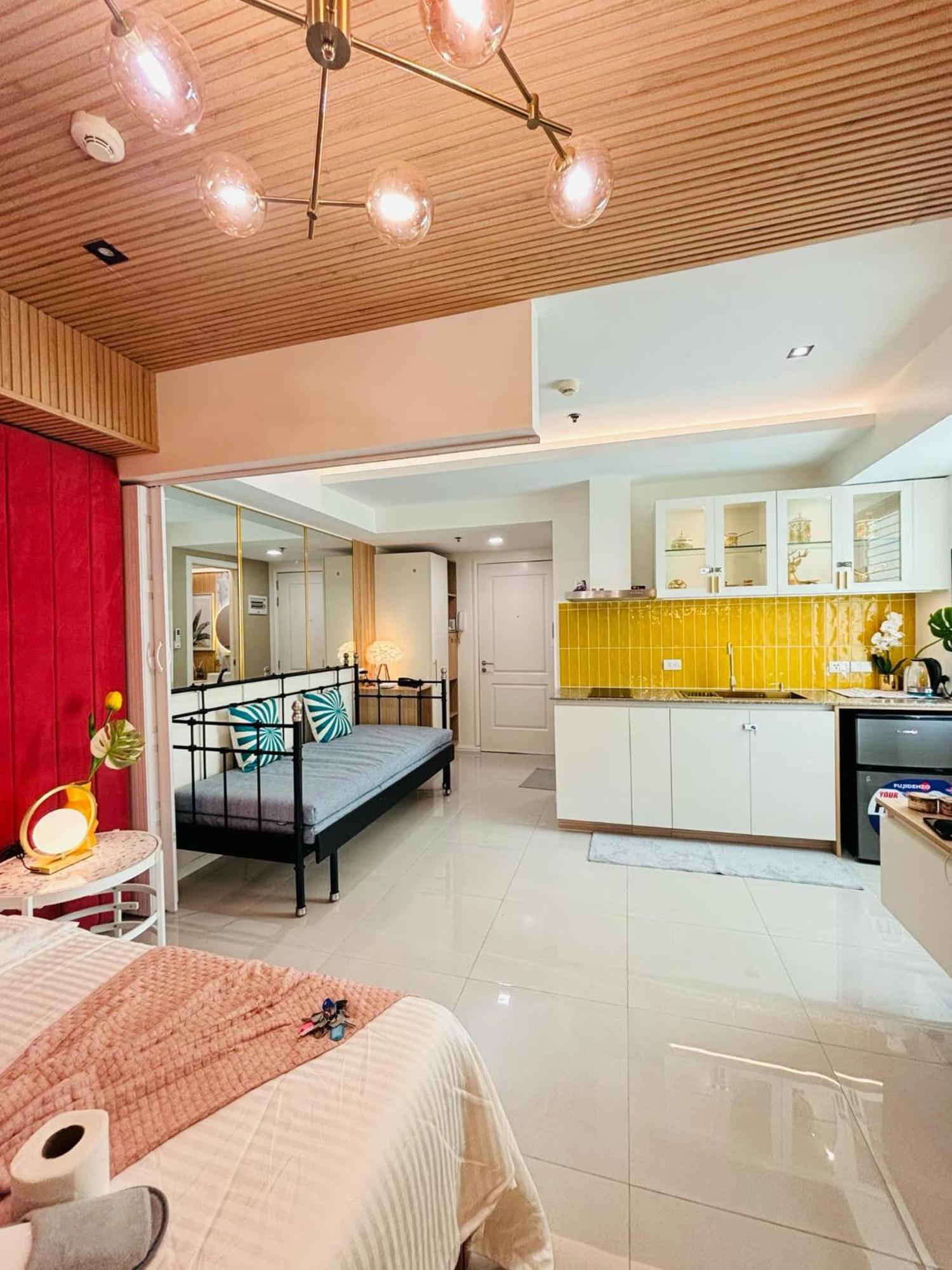 Manila Urban Resort at Azure Bagian luar foto