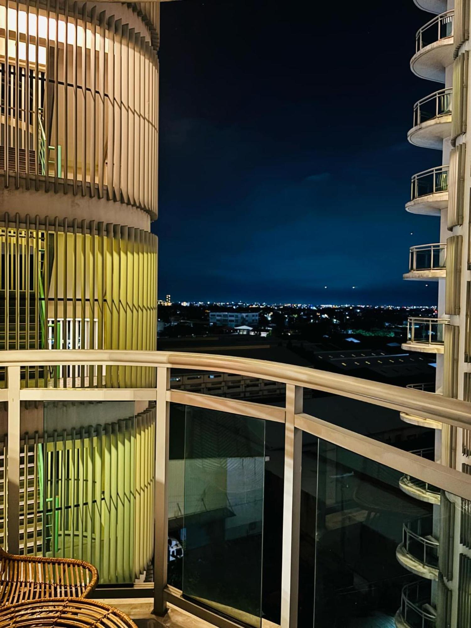 Manila Urban Resort at Azure Bagian luar foto